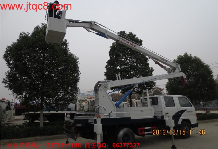 江玲14米登高車(國四)用江鈴底盤加裝上裝部分而成;液壓式三節(jié)折疊臂,最大作業(yè)高度14米,作業(yè)輻度5.7米; 采用國產(chǎn)、進(jìn)口換向閥及液壓油缸,換向平穩(wěn),操作靈活方便;隨車安裝四個液壓支腿,以保證整車在操作時的穩(wěn)定性與安全性;支腿與工作臂互鎖,安全可靠,防止誤操作過位.