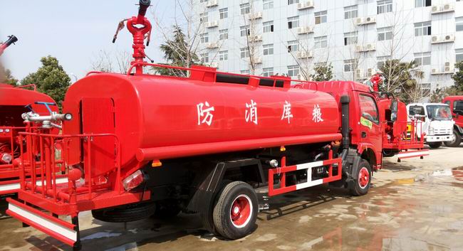 東風(fēng)大多利卡消防水車(chē)(6-8T)一車(chē)兩用,即可用作消防車(chē),同時(shí)用于綠化灑水車(chē),是一款多功能型消防車(chē)。消防車(chē)功能:該車(chē)安裝了后置式消防泵,工作壓力在1.0 Mpa,在發(fā)生為災(zāi)時(shí)啟動(dòng)消防泵,關(guān)閉灑水功能閥門(mén),操作消防炮,射程達(dá)45米以上,消防炮流量大,射程遠(yuǎn),即可滅火。
