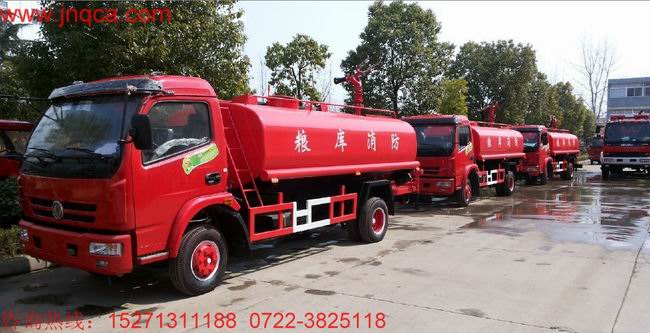 東風(fēng)大多利卡消防水車(chē)(6-8T)一車(chē)兩用,即可用作消防車(chē),同時(shí)用于綠化灑水車(chē),是一款多功能型消防車(chē)。消防車(chē)功能:該車(chē)安裝了后置式消防泵,工作壓力在1.0 Mpa,在發(fā)生為災(zāi)時(shí)啟動(dòng)消防泵,關(guān)閉灑水功能閥門(mén),操作消防炮,射程達(dá)45米以上,消防炮流量大,射程遠(yuǎn),即可滅火。
